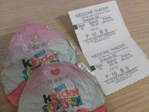 Judiithfb's tweet photo. Noche en el cine con @Fran14242, la pelicula de Dracula Genial y con nuestro kinder bueno xD (Feliz dia, tequiero) http://t.co/60g3Vby5KS