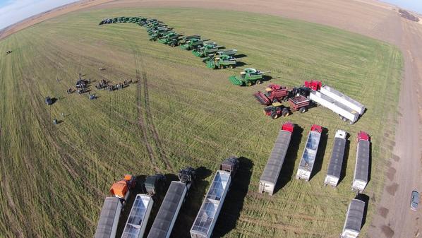 arneharstad's tweet photo. Frankfort, SD. Neighbors gather to harvest for the Swanson family. 15 combines, 13 grain carts, over 30 semis http://t.co/Tybalz5yIl