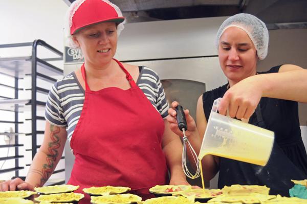 the_postnz's tweet photo. Mmmm pie. Siggy Woolloff of Siggy's Pies is fussy. It took 8 months to design the perfect pie. http://t.co/tfNOOvFEiz http://t.co/DtXvKxhTzK