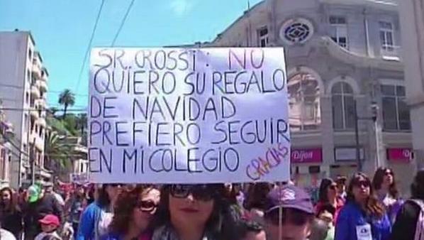 24HorasTVN's tweet photo. Colegio ofreció notas 7 por asistir a marcha contra la Reforma Educacional → http://t.co/QqIWWScyMl http://t.co/tUfPmSdfyZ