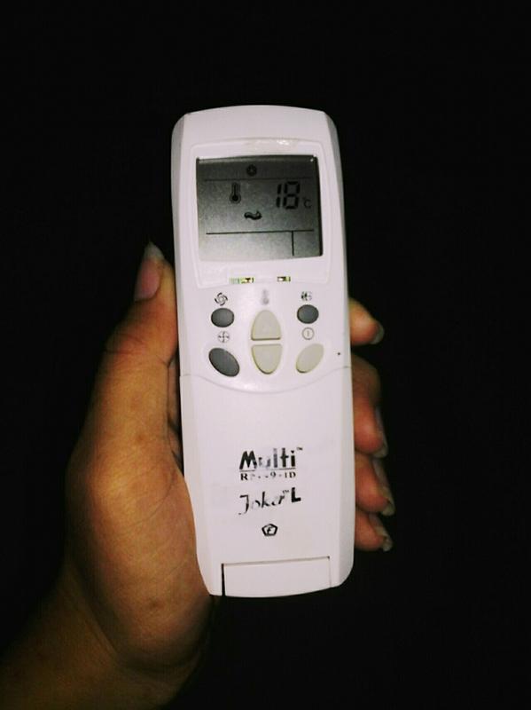 pacaran mko sama remote AC paeng putuskanmi tian hahah biar remote na pamer jg iyuwh