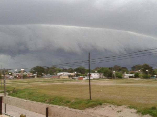 SimplementAnahi's tweet photo. @De1a5porC5N la tormenta que paso por gesell lunes 27/10 a las 17 hs !! http://t.co/n6tsuxl3LM