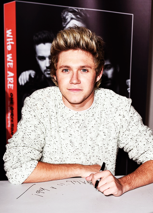 1DUpdate_x's tweet photo. NEW || The boys at the "Who We Are" book signing today - 29.10.14 #7 http://t.co/6Gyh6QX9Nl