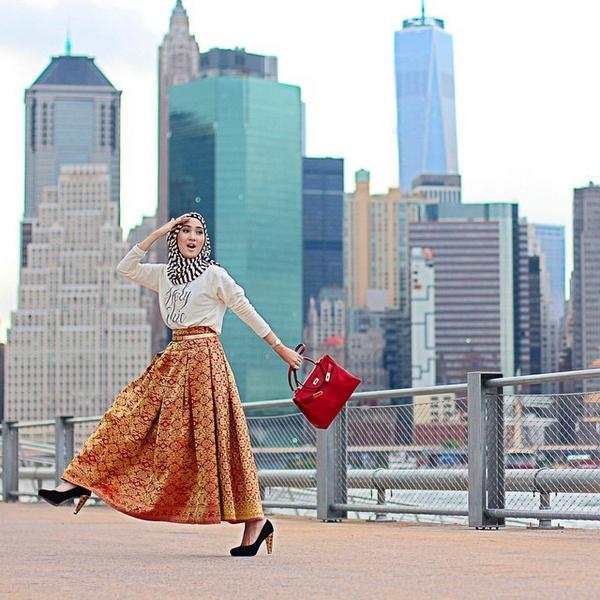 wardahbeauty's tweet photo. Kombinasi songket&amp;atasan bergaya casual bs jd pilihan sehari-hari,lho! Intip inspirasi dari @dianpelangi yg satu ini! http://t.co/PHkv2Bwaxj