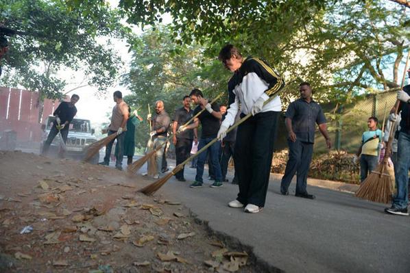 Showbiz_IT's tweet photo. Megastar @SrBachchan  picks up broom for #swachhbharat http://t.co/eZNrAzNvHX #ITShowbiz http://t.co/7v5g2PSjAw