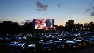 myichigodaihuku's tweet photo. 米Vermont出身の映画好きな子に、向こうの映画館事情を聞いたら、映画館なんか無いよって言われて、じゃあどうやって映画見てんの？って聞いたら、車の中から見てる！だって。こんな文化が日本にも根付くといいんだけどな〜 如何せん場所がねぇ http://t.co/LGiiRMm9az