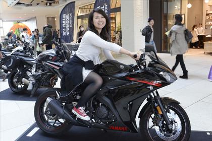 Twitter 上的 ヤマハ バイク 友達とオムレツ食べに行く途中 Yzf R25に魅せられて立ちどまってしまった彼女 こんなにかっこいいバイクがあるなんて これは二輪免許 取るしかないですね Http T Co Nt7pltsflf Http T Co Mx2hysveah Twitter Twitter 上的 ヤマハ バイク 友達とオムレツ食べに行く途中 Yzf R25に魅せられて立ちどまってしまった彼女 こんなにかっこいいバイクがあるなんて これは二輪免許 取るしかないですね Http T Co Nt7pltsflf Http T Co Mx2hysveah Twitter