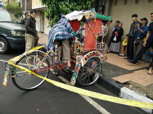 RatihMosam's tweet photo. :( RT @PRFMnews: kakek, Opa (72) mengembuskan napas terakhir usai mengayuh becak, di Jl Sudirman,Bdg http://t.co/6Hiy3RnZlz
