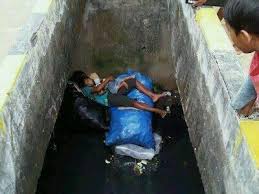 Di selokan, Seorg kakak memeluknya adiknya yg tidur. Tuhan, Maafkan Kami yg kdg tak peduli &amp; merasa jijik pd mereka.