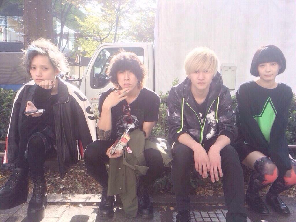 渋谷龍太 Super Beaver ファッションブランド Space Attacks Space Attacks のモデルをさせて頂きました 撮影中は迫り来る尿意の為終始くねくねしていたヨ 詳細は後日ー Http T Co Nq5encixzx Http T Co Exfpfcdawq