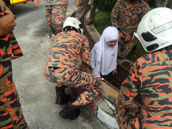 Bomba Dan Penyelamat Malaysia בטוויטר Khidmat Khas Kaki Pelajar Tersepit Penutup Longkang Di Sk Desa Cempaka Jln Sepang Batu 16 Nilai 3 51 Ptg Smlm Http T Co Q9ydqo1eau