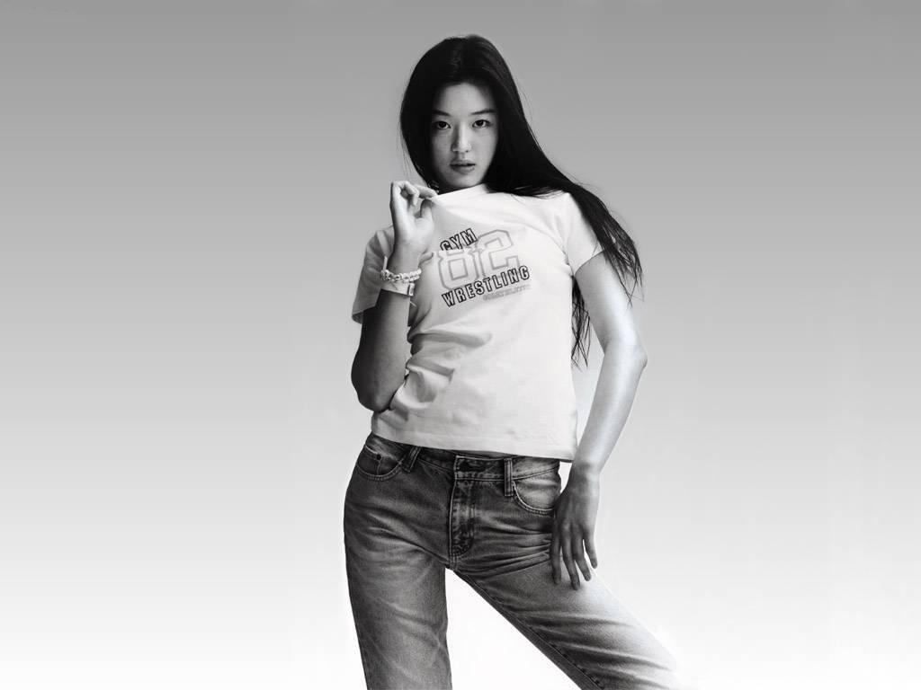 Happy Birthday to Jun Ji-hyun/Jeon Ji-hyun or even Gianna Jun, her real name like the magic of her hair is a secret. 