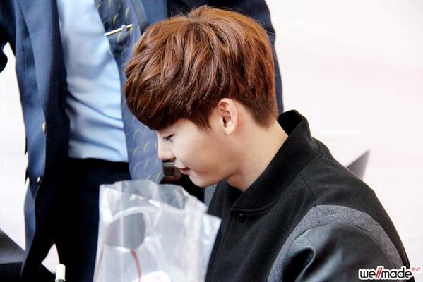leejongsukgall's tweet photo. #이종석 팬들을 향한 사랑이 넘친 'G by Guess' 사인회 현장 공개!! 링크: http://t.co/ZgkBZ89OvZ http://t.co/rAWE81PyHd
