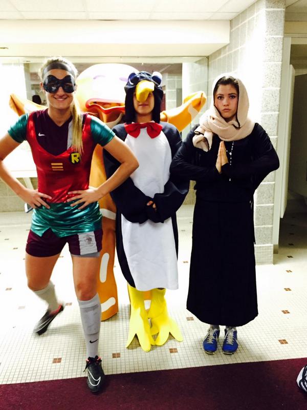 hannahhmarie9's tweet photo. Pre-Halloween surprise at soccer practice 🎃👻 #6ampractice #webekillinit http://t.co/udVmRRCBgh