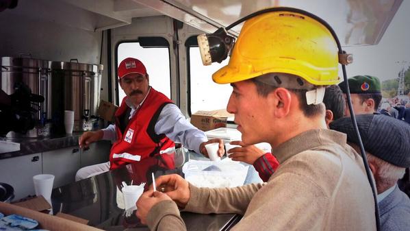 .@mintezsimsek : İşçi yakınlarının ve arama kurtarma çalışanlarının ihtiyaçlarını karşılamaya devam ediyoruz.