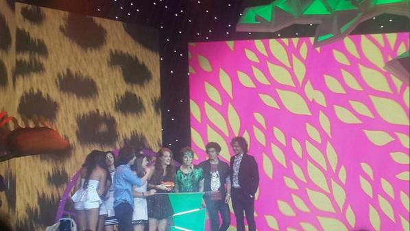 resistanangeles's tweet photo. @soycrismorena Todos juntos con Aliados cumplimos nuestra misión entre el Cielo y la Tierra!Felicitaciones y #VivRo💜💫 http://t.co/oTTTuuPMmh