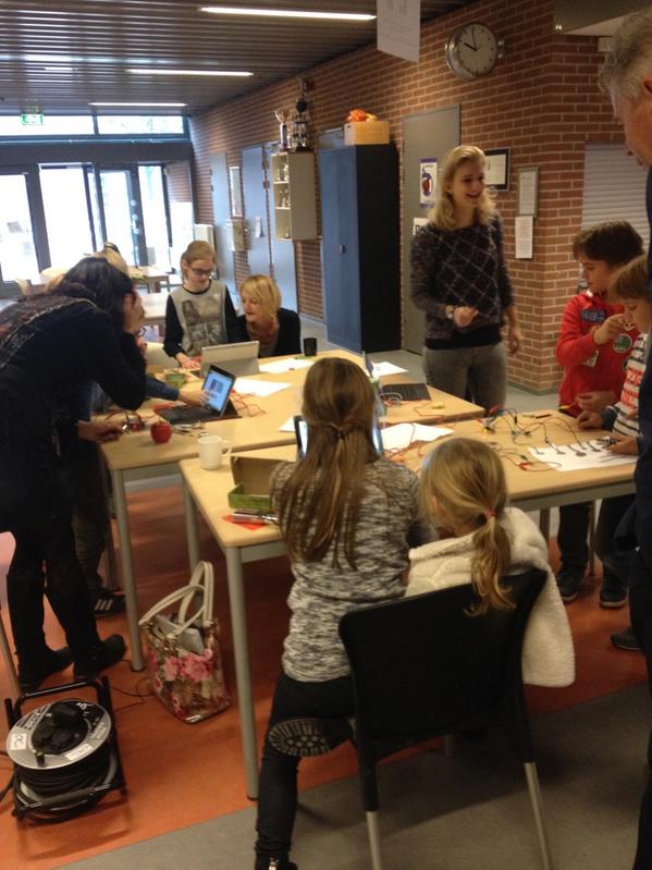 NienkeMeijer1's tweet photo. Enthousiasme! #cultlab #Tilburg Samen @FHKTilburg @FontysKindEduca #basisschool #DeBorne #cultuureducatie vd toekomst http://t.co/4EbJFkDbqh