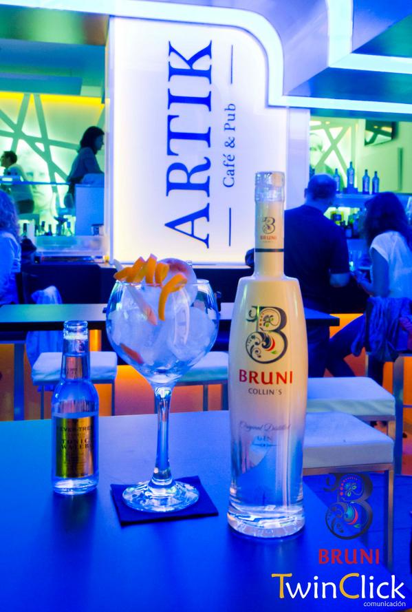 TwinClick tweet media