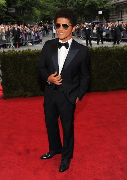 Ah , your favorite celeb is short
rantlifestyle.com/2014/07/26/20-…