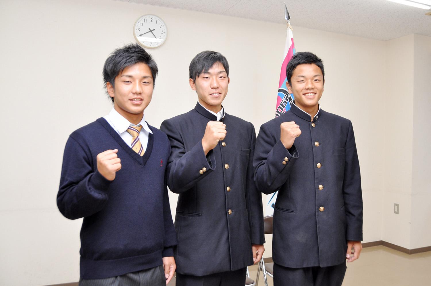 佐賀県鳥栖市 Twitter પર サガン鳥栖u 18所属の3選手がイタリアの名門ユベントスのユースチームの練習に参加するのを前に鳥栖 市を表敬訪問されました 3選手は11月8日から約一週間 ユベントスの寮でユース選手たちと一緒に寝食をともにし トレーニングに励みます