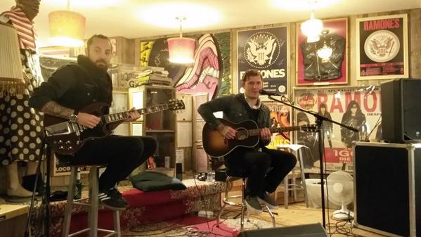 UmusicGermany's tweet photo. Die Jungs von @gaslightanthem haben im #RamonesMuseum in #Berlin den Stecker gezogen und spielen ein #AkustikSet http://t.co/Dqgz71Gz9h