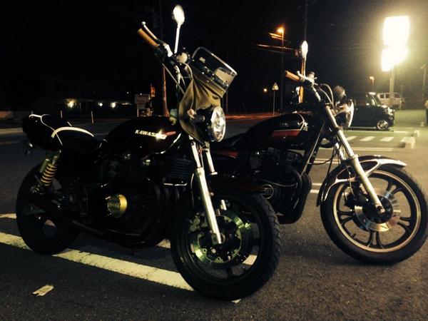 あなたのバイク紹介所 A Twitter Hyt Jp ゼファーxです ワインレッドの車体に対して 黒のタックロールシートをかまして 渋く仕上がってますね これはリーゼント風防ですね笑 ヤンチャ仕様ですね Http T Co Chngzkpr9f