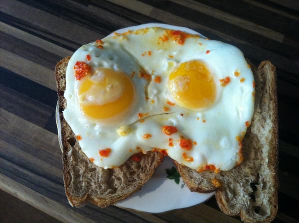 MaidaBeansW9's tweet photo. Lunch time Inspiration: Halloween Eggs #simple #eggs #chilli #toast #healthy #grade0 http://t.co/zJnimJ2Q5c