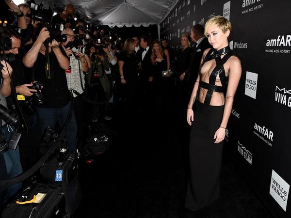 mulheresmm's tweet photo. Miley Cyrus aposta em figurino ousado para ir a baile de gala

Ver: http://t.co/UKP2GobFbk

http://t.co/KCSF4Jj8CS http://t.co/UaXO53abQQ