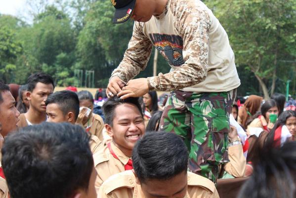 MultiMediaMuba's tweet photo. Dicukur nih, botakin ajak pelatih botakin haha http://t.co/SwHZcBiEqi