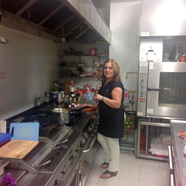 Andrea López cocinando unas albóndigas de pollo "Buenijimas"