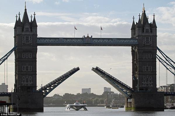 GUtilities's tweet photo. Worlds largest eco-friendly boat - consists of 809 solar panels, generating up to 480 kWh on a sunny day! #WowFactor http://t.co/CKtL2jFJss