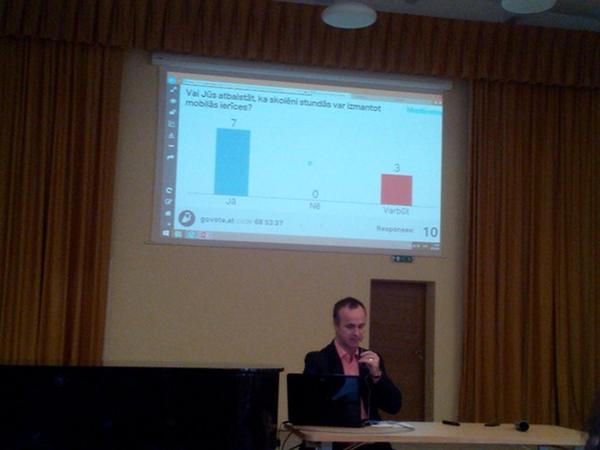 OjarsKr's tweet photo. #latste 7 no 10 skolotājiem atbalsta mobilo ierīču lietošanu stundās. Arī pārējie nesaka kategorisku nē. http://t.co/zc2vCd4Sjr