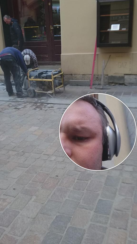 Djczas's tweet image. #LevelOver @SamsungPolska sluchawki idelane stojac przy robotnikach nic nie zaklucalo muzyki