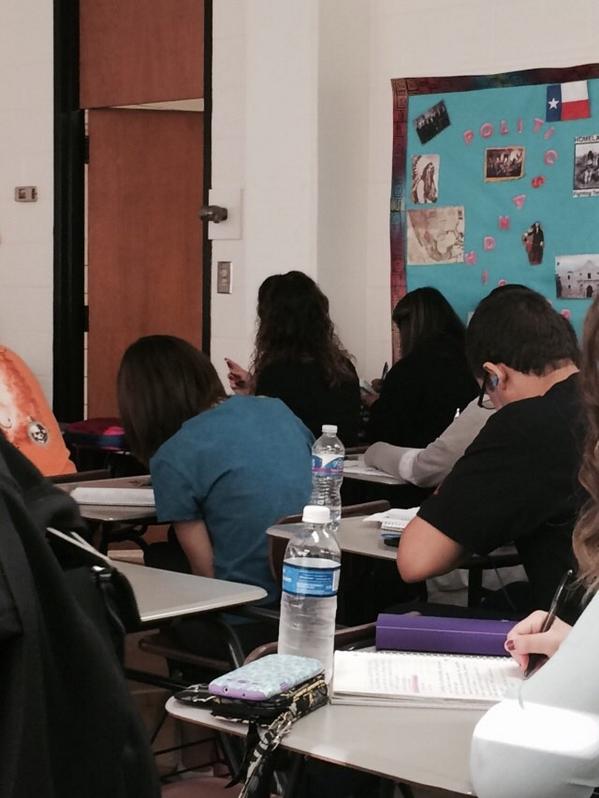 XoXoLupitaa's tweet image. 😫😫😂😂😂 @flavee__ chillin in my class, taking our notes lol #WrongClass