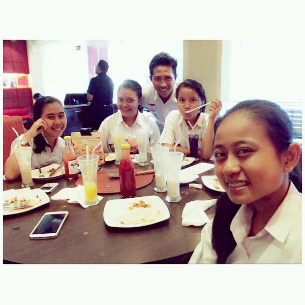 lunch with <a href="/Ria_YulianaD/">Ria Yuliana</a> <a href="/Akrisdhina/">Andilia Krisdhina</a> <a href="/deva471/">Deva Muliadana</a> <a href="/AyuSundari13/">Ayu Sundari</a>