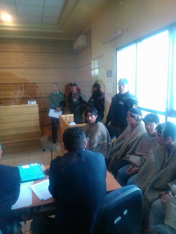 RendirseJamass's tweet photo. Estado d #CHILE así trata a niños mapuche esposados y engrillados x defender sus tierras #Alexpyr2 #NoMasChorizacosM4 http://t.co/caQyiurVOn