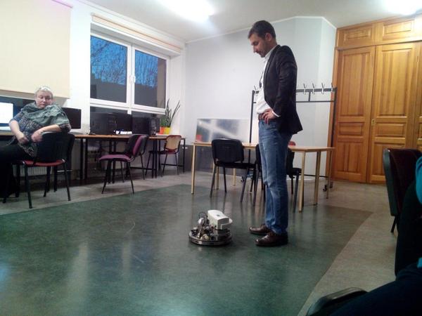OjarsKr's tweet photo. #latste demonstrē Robotino - industriālu mācību robotu http://t.co/P8J4Qvc3Ph