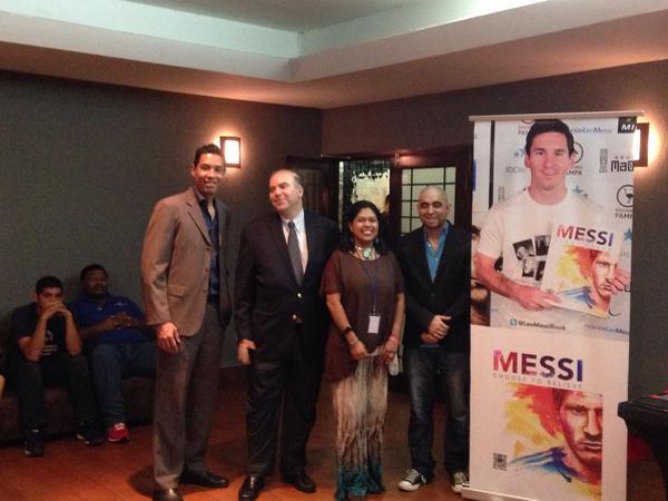 ckan's tweet photo. Inicia la sesión de presentación del libro @LeoMessiBook en #Panama desde @losanioslocos http://t.co/Eo9rQtkgMU