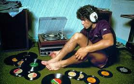 Happy 54th birthday to arguably the finest footballer of the 80s: Diego Armando Maradona. Crap DJ though. 