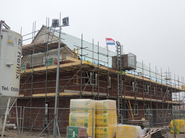 Kleinbouwurk's tweet photo. Vlag hangt in top.
Vandaag hoogste punt van Blok 3 4 woningen behaald
 #oranjewijkurk http://t.co/RMZY3WnBXK