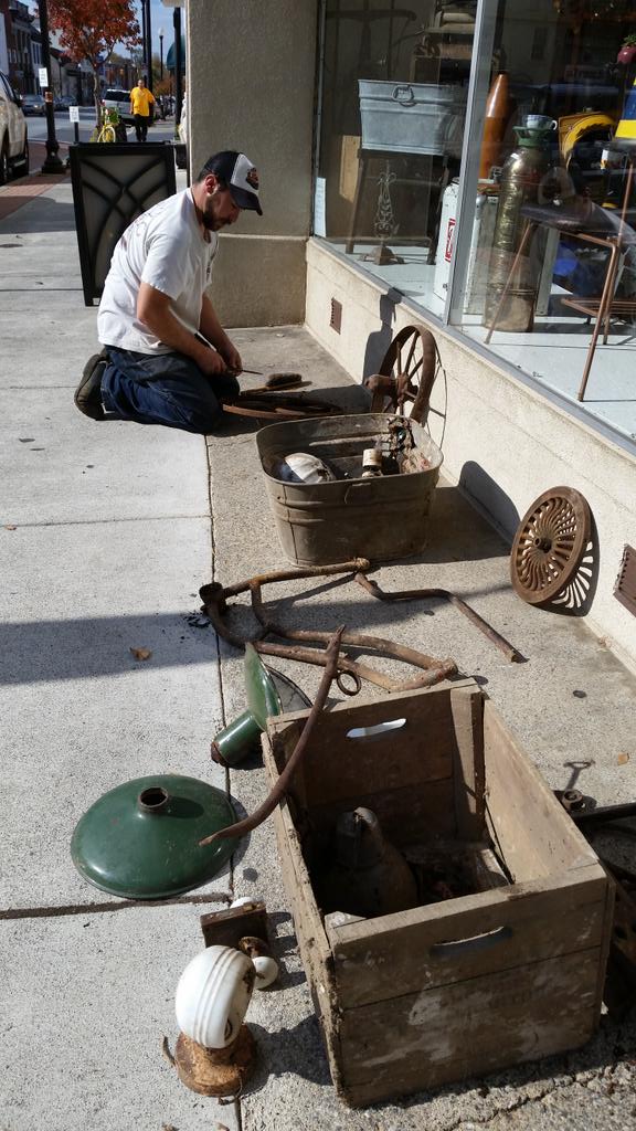 JunkworksWV's tweet photo. Cleaning our new load of #junque come on in and see what we have for you!  Open til 5. #antiques #charlestown #wv http://t.co/frDCuRdwKd
