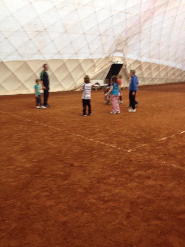 DeDriePosten's tweet photo. De jeugd is weer los met winter tennislessen.#Bolsward# tennisschoolbolsward.nl http://t.co/W3KIV7z7hY