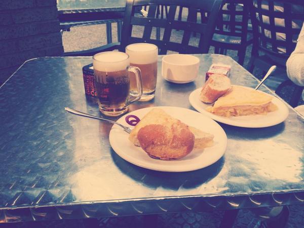 ClaudiaResdeRes's tweet photo. Con la primi @LauraOlavarriia http://t.co/qHVtwe4TCr