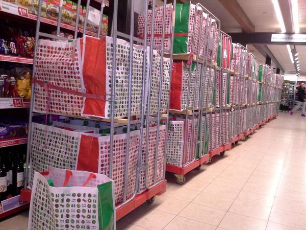 195 volle boodschappentassen staan klaar om opgehaald te worden op vr.31-10 za.01-11lever uw bon in. #spar #sparschut