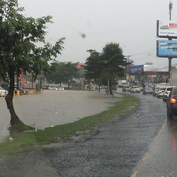 ePagoPanama's tweet photo. @tvntrafico @TrafficPanama tumba muerto inundado a la altura de cochez paño detenido hacia san miguelito http://t.co/zanYi74Gj9