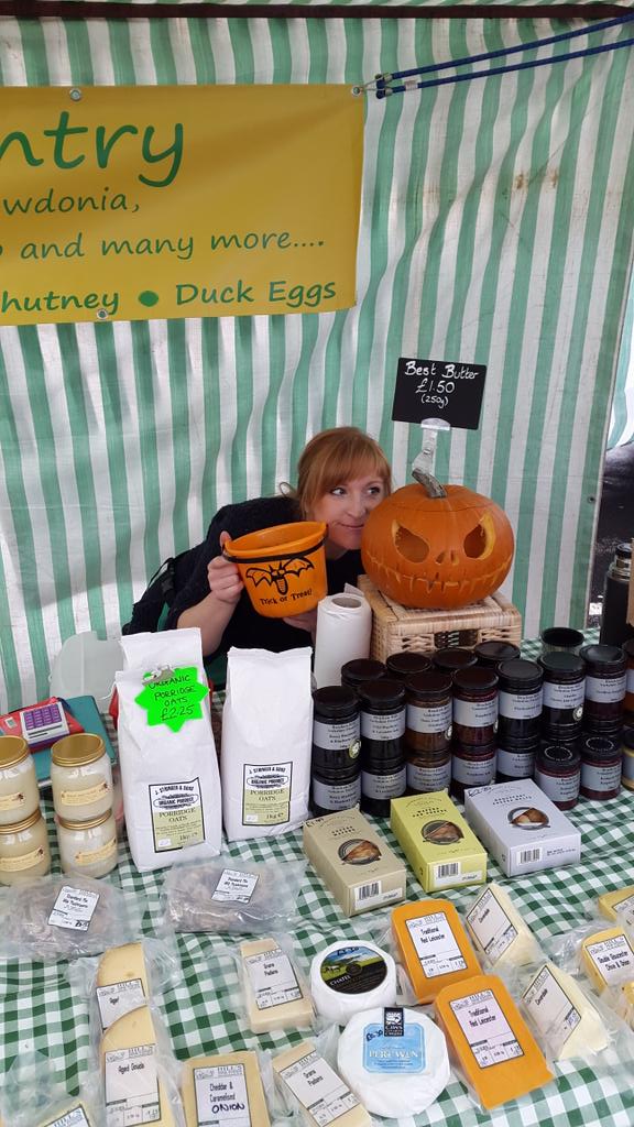 emeraldsharkey's tweet photo. #thebigflash @marketsmatter Cottingham market today was spooktacular @NMTF_Brendan #lollies #cupcakes #bunting http://t.co/RHqDVuKeRk