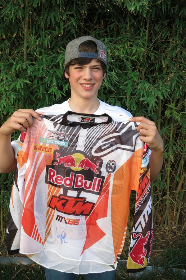 Voy a regalar esta camiseta a uno de mis seguidores, pero tendré que pedir algo a cambio ¿no?- The jersey is for...