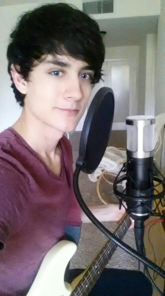 iamrobertdobbs's tweet photo. Feeling inspired today. #studiotime #notsickanymore http://t.co/sEAor72uZo