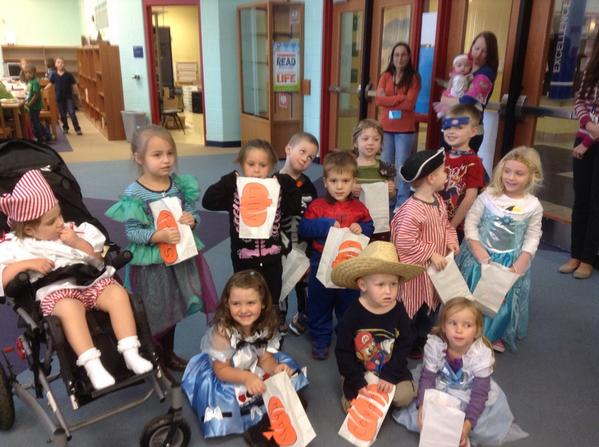 AshVincentDLC's tweet image. The T/TH Preschool friends got to trick-or-treat at the library AND meet some 2nd graders! #modelingexpectations