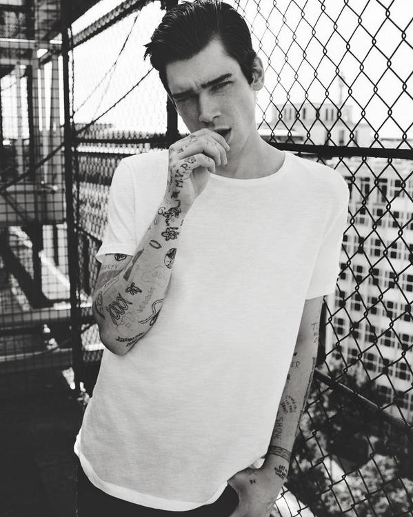 nathantolgdr's tweet photo. GUARDATE CHE BELLO COLE OMG DIVENTO FROCIO SOLO PER LUI #frociopercole http://t.co/HfKzGOFevR